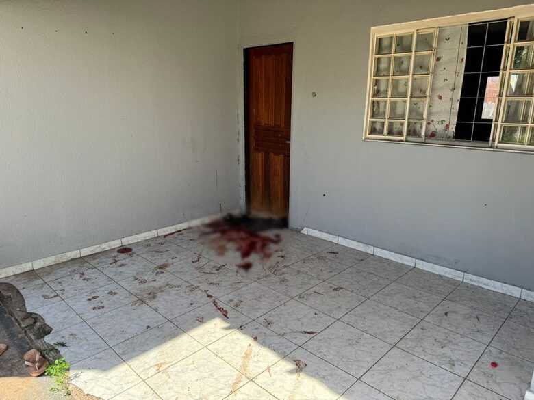 Marcas de sangue na resid&ecirc;ncia onde ocorreu o confronto