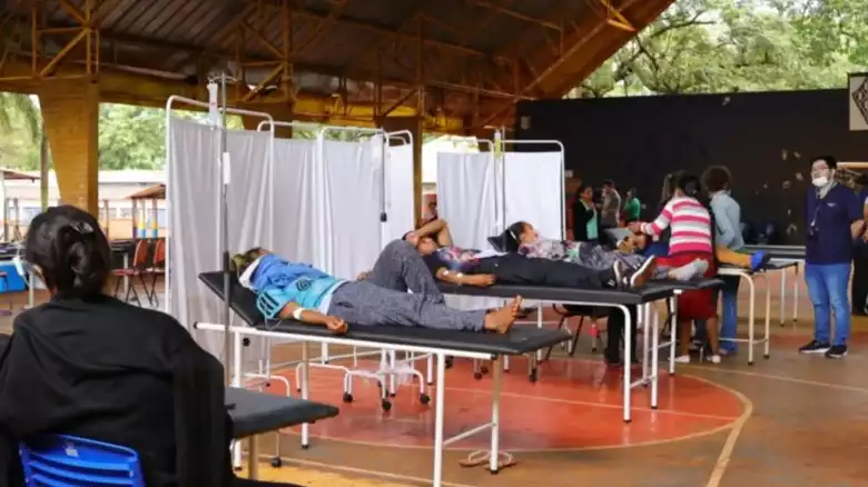 Ind&iacute;genas est&atilde;o sendo atendidos em hospital de campanha montado em uma quadra