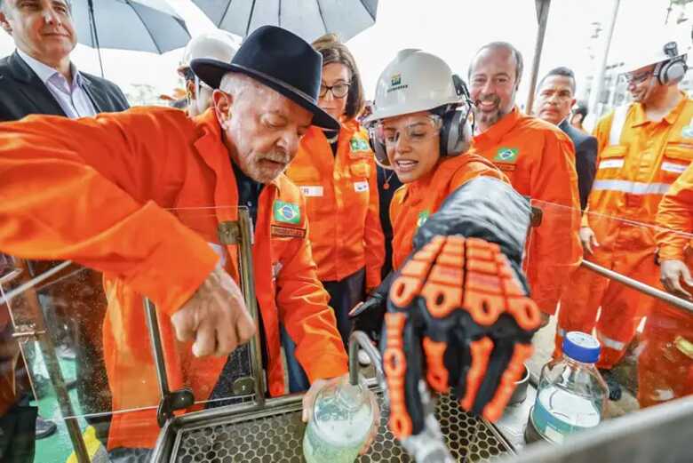 Presidente Lula durante visita &agrave;s instala&ccedil;&otilde;es da Regap, no Distrito Industrial Paulo Camilo Sul