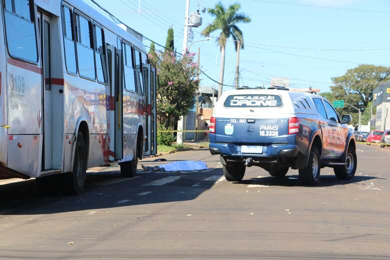 &Ocirc;nibus furou o sinal vermelho do cruzamento