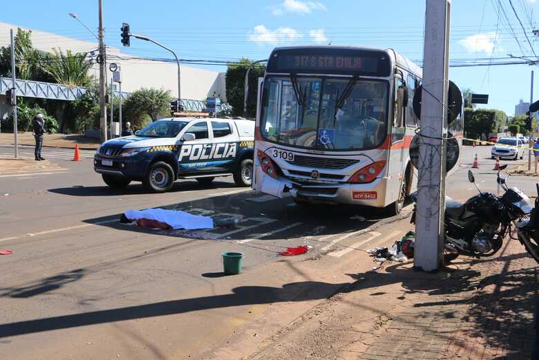 &Ocirc;nibus furou o sinal vermelho
