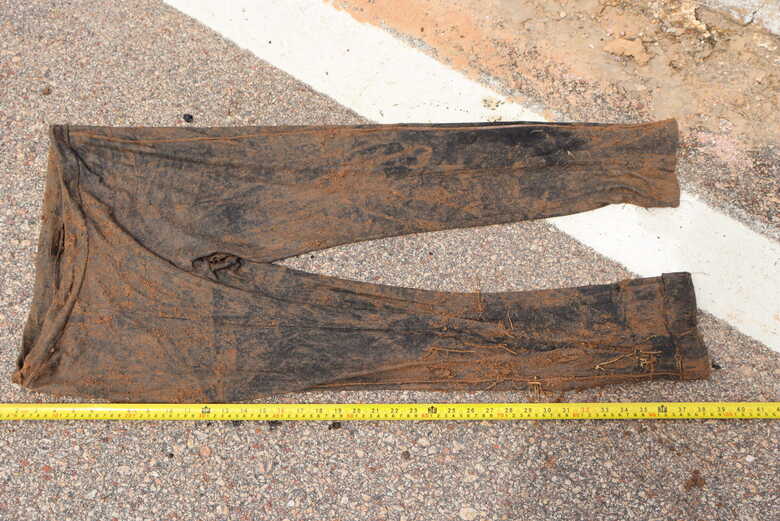 Cal&ccedil;a encontrada no local