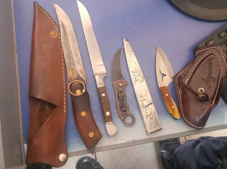 Autor portava diversos modelos de faca 