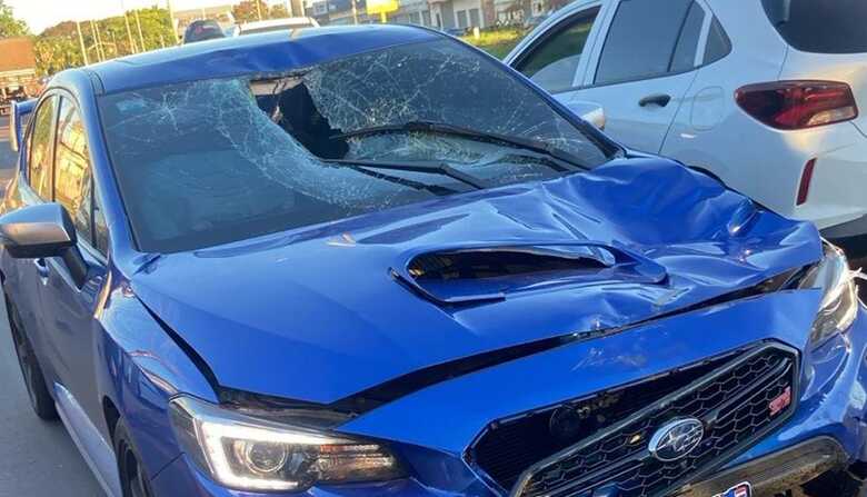 Carro envolvido no acidente ficou bastante danificado