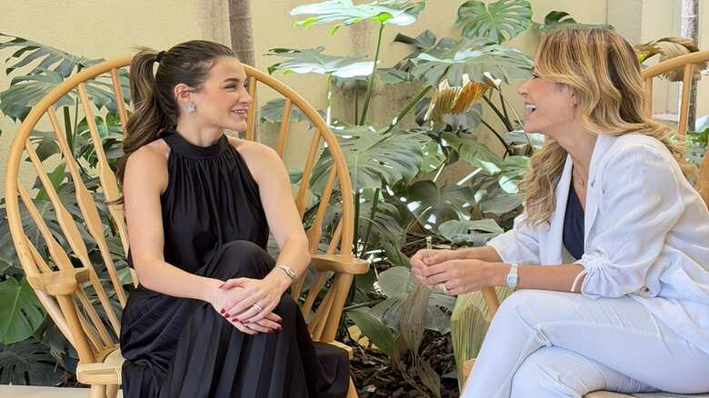 Dr&ordf; Mariana, respons&aacute;vel pelo tratamento, e Thielly, a paciente