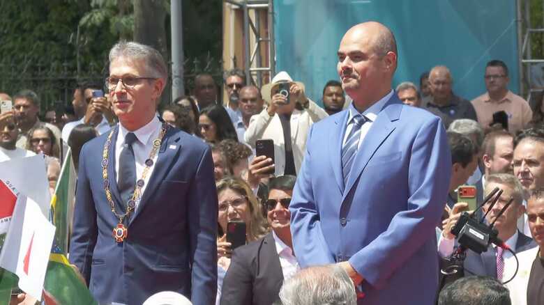 Romeu Zema (Novo) e Mateus Sim&otilde;es (PSD) durante solenidade de transfer&ecirc;ncia do cargo