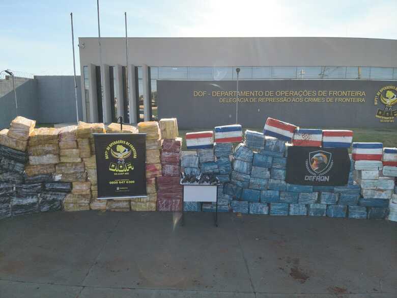 Drogas e armas estavam escondidas no acompamento