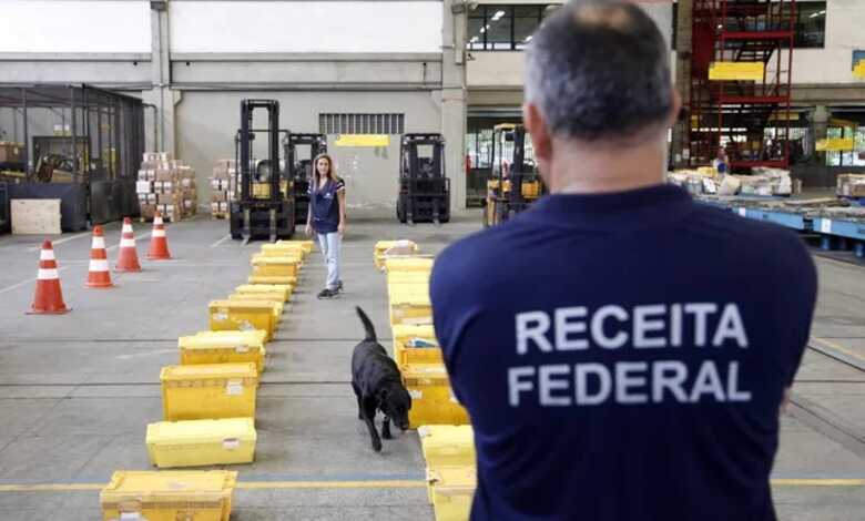 Auditor da Receita fiscaliza cargas em aduana do Aeroporto Internacional do Gale&atilde;o
