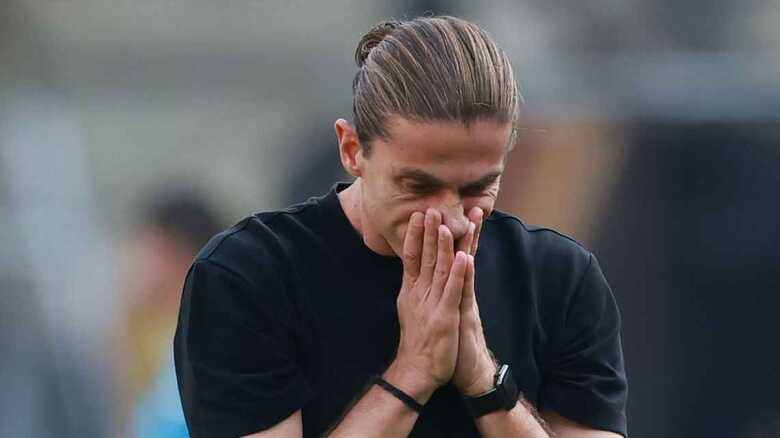 Filipe Lu&iacute;s iniciou a trajet&oacute;ria na &aacute;rea t&eacute;cnica em 2024, nas categorias de base, at&eacute; assumir o time principal