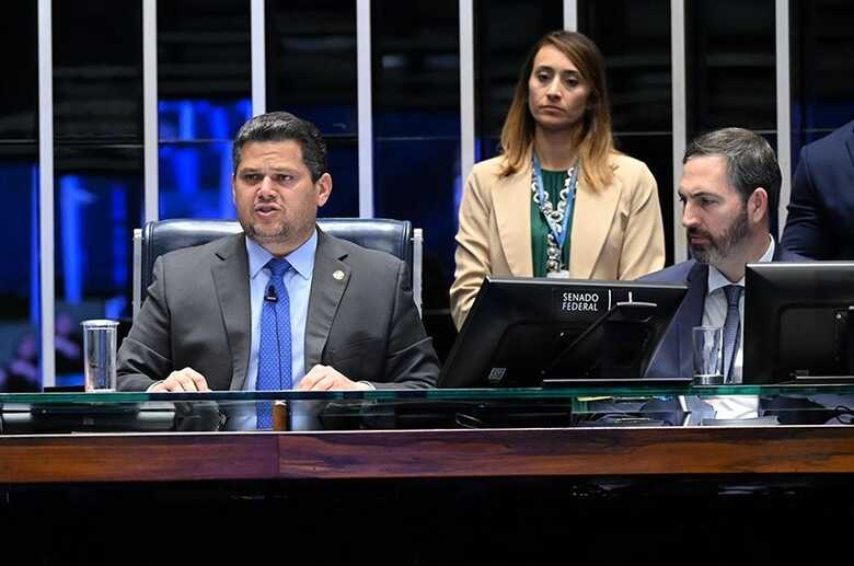 Presidente do Senado informou ter consultado a Advocacia do Senado e a Secretaria-Geral da Mesa para decidir  
