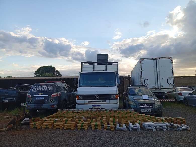 Caminh&atilde;o, picape e drogas foram apreendidas