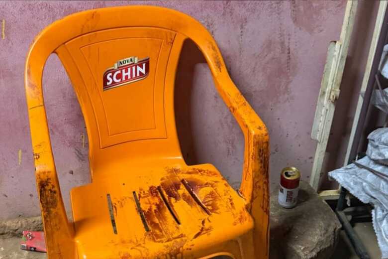 Manchas de sangue na cadeira onde v&iacute;tima foi socorrida