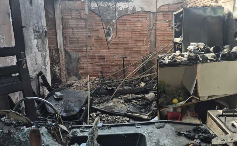 A casa ficou completamente destruida pelas chamas
