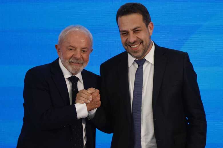 O presidente Lula, acompanhado do ministro da Secretaria Geral, Guilherme Boulos