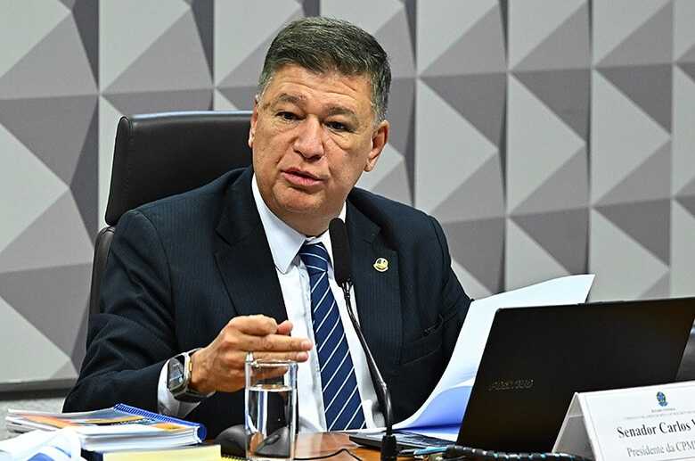O senador Carlos Viana (Podemos-MG) preside a reuni&atilde;o da CPMI