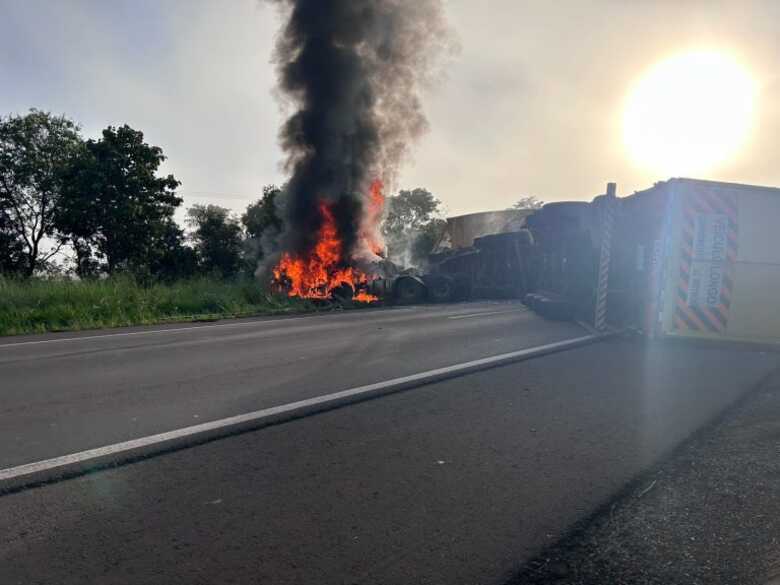 Caminh&atilde;o pegou fogo ap&oacute;s a colis&atilde;o
