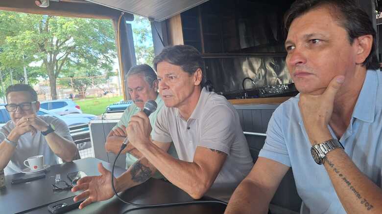 Deputado e correligion&aacute;rios - Foto: Sarah Chaves