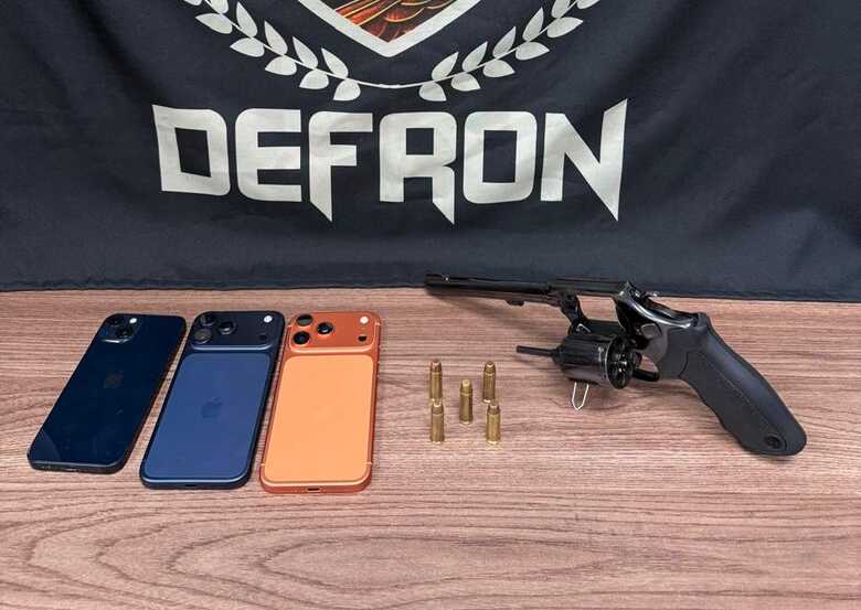 Arma e celulares foram apreendidos