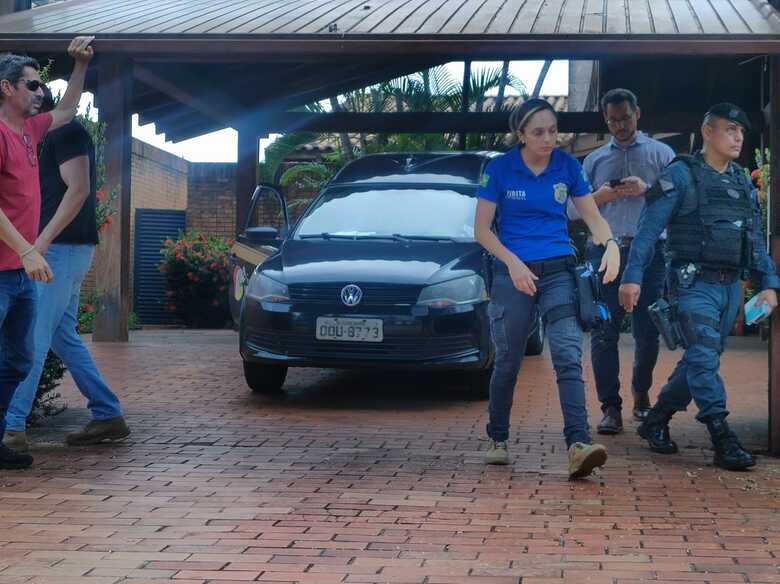 Pol&iacute;cia Civil e Per&iacute;cia no local do crime