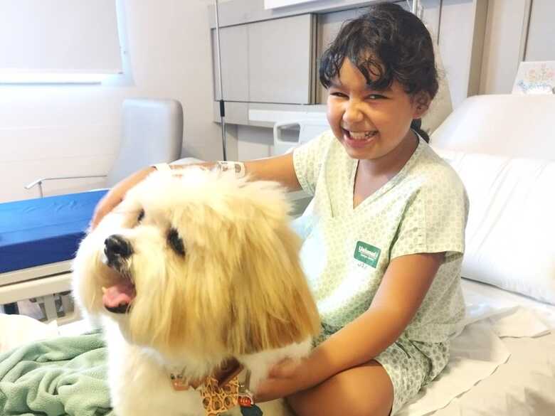 Nicoly recebendo a visita de Bud