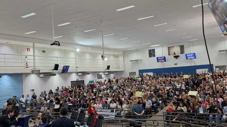 Servidores em protesto lotam a C&acirc;mara - Foto: Sarah Chaves
