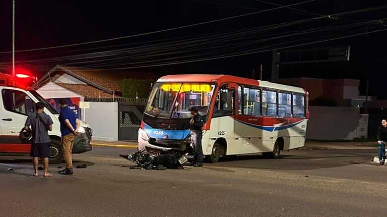 Motociclista furou o sinal e colidiu com o &ocirc;nibus