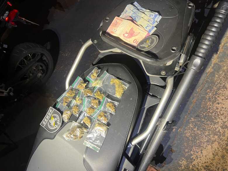 Drogas e dinheiro apreendido durante a ocorr&ecirc;ncia