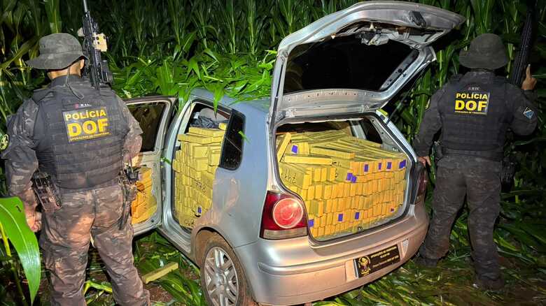 Carro estava em uma regi&atilde;o de mata nas margens da rodovia