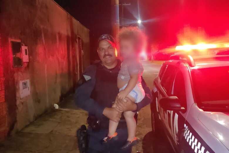 Policial com o garotinho - Foto: WhatsApp / JD1