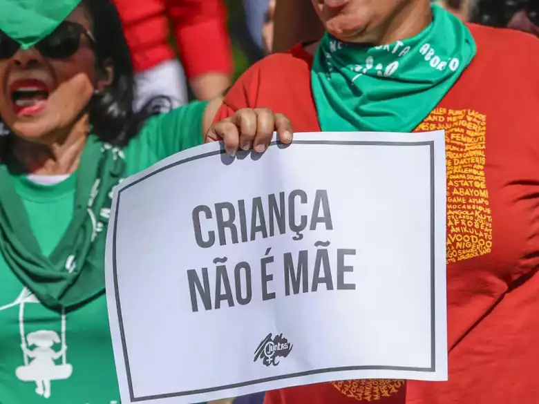 Cartaz escrito "Crian&ccedil;a n&atilde;o &eacute; m&atilde;e".  Reprodu&ccedil;&atilde;o/Marcelo Camargo/Ag&ecirc;ncia Brasil