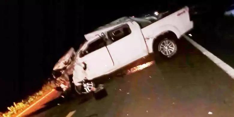 Caminhonete completamente destru&iacute;da na frente 