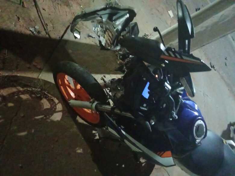 Motocicleta ficou danificada em raz&atilde;o do acidente