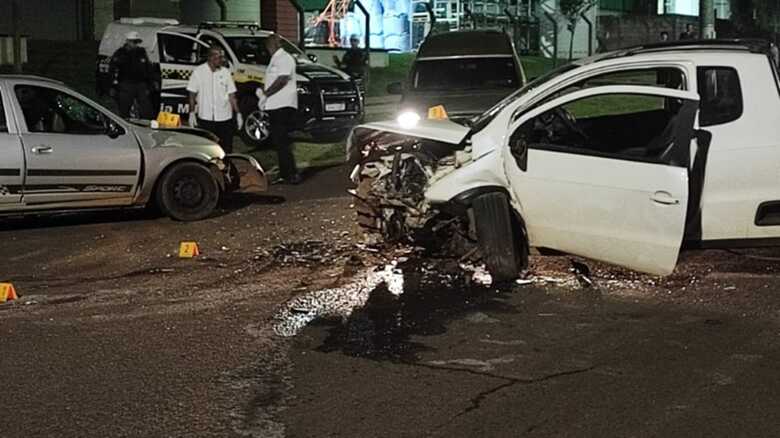 Ve&iacute;culos ficaram com a frente destru&iacute;da