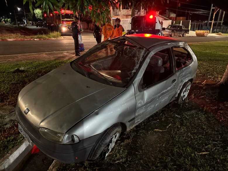 Carro ap&oacute;s o capotamento - Foto: PC de Souza