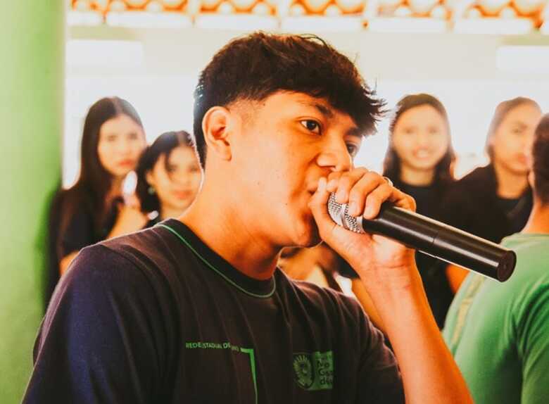 Entre rimas improvisadas e batidas que ecoam hist&oacute;rias, crian&ccedil;as e adolescentes descobrem no rap muito mais do que m&uacute;sica.