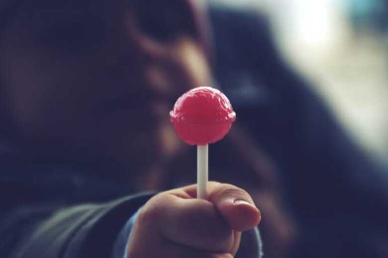 Crian&ccedil;a com pirulito | Imagem ilustrativa