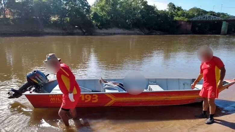Bombeiros realizaram a retirada do corpo da &aacute;gua