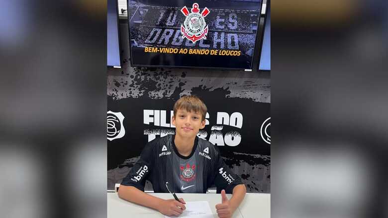 Hugo assinou contrato com o Corinthians
