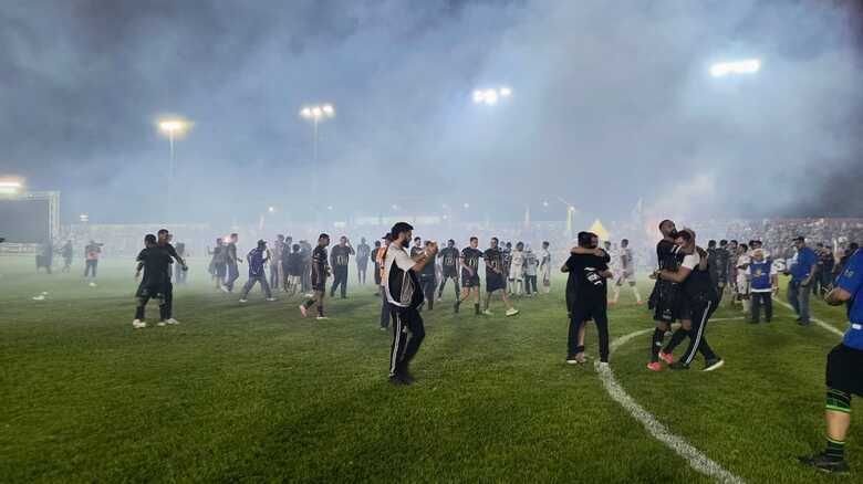 Jogadores comemorando conquista consecutiva