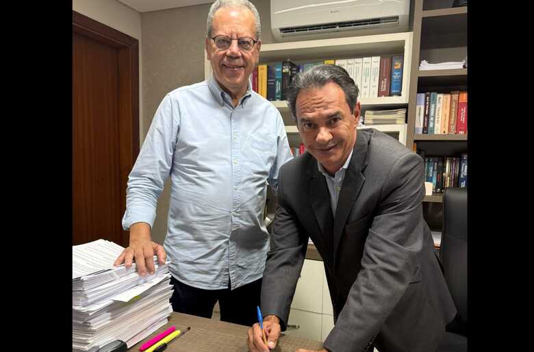 Marquinhos assina filia&ccedil;&atilde;o ao lado de Marcelo Bluma