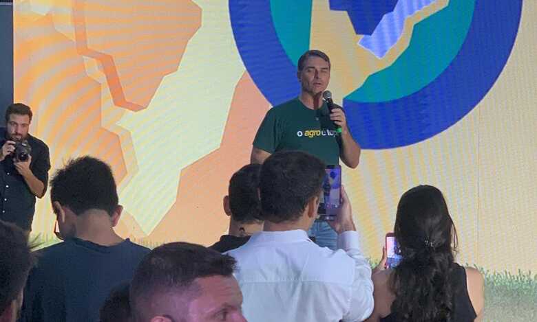 Fl&aacute;vio Bolsonaro durante discurso 