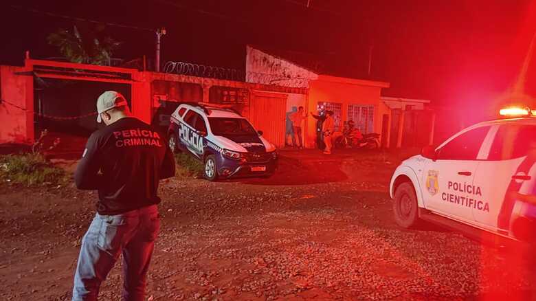 Equipes da pol&iacute;cia e per&iacute;cia no local
