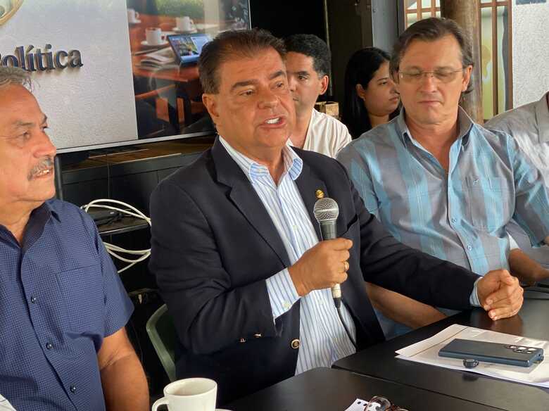 Senador Nelsinho Trad, ao lado dos anfitri&otilde;es, Almir Cantero e Jonas de Paula