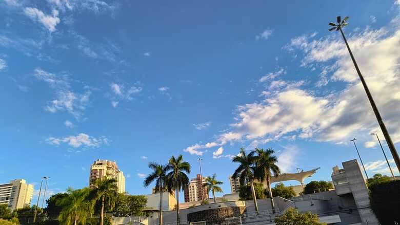 C&eacute;u azul e muito calor em Campo Grande