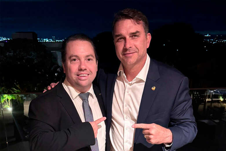 Fl&aacute;vio Bolsonaro ao lado do deputado federal Rodolfo Nogueira