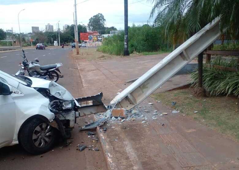 Acidente entre carro e poste &eacute; costumeiro em Campo Grande