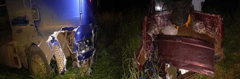 Com o impacto, os dois ve&iacute;culos foram arremessados para fora da pista