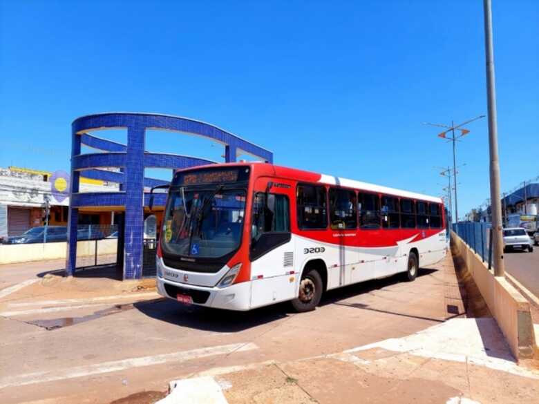 &Ocirc;nibus saindo do terminal 