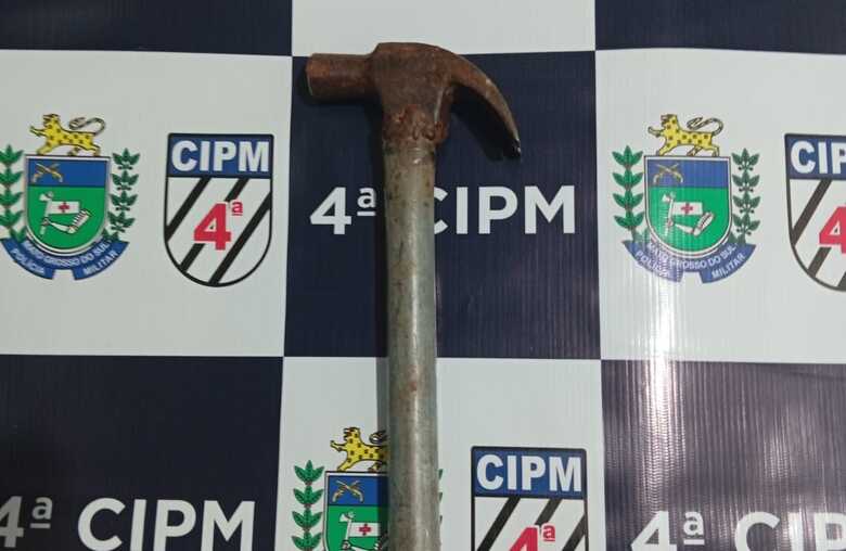 Martelo usado na agress&atilde;o foi apreendido. 