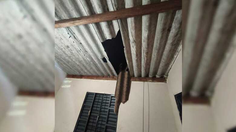 A mulher quebrou parte do telhado da casa